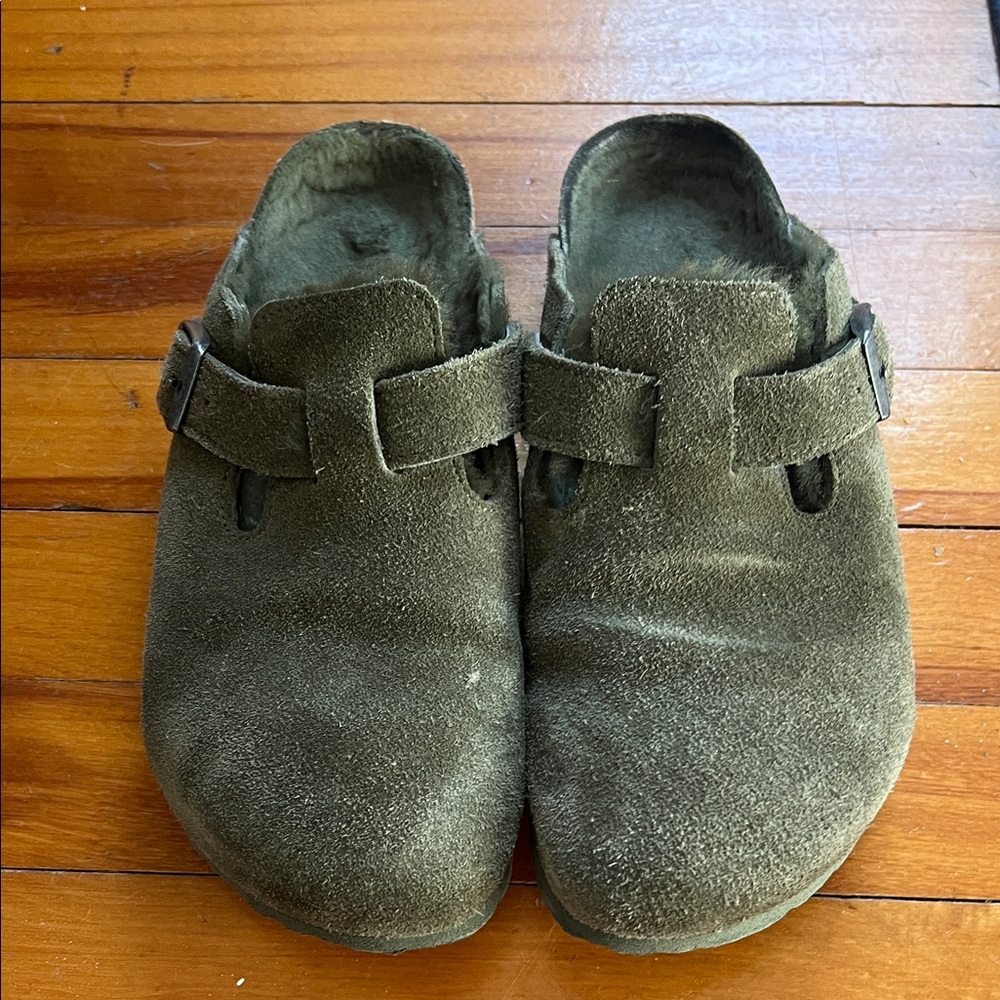 Birkenstock Boston Green Suede clogs with fur lining.